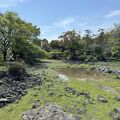 園の中央にある池は、干上がっているときが多い