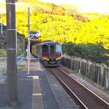 後ろは「土佐くろしお鉄道 2700系 ( 2780形 )」