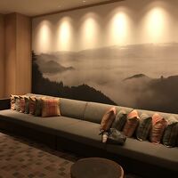 高千穂の素敵に風景写真の前のソファー・エレバーター前