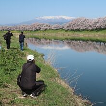 …川岸には柵は無いので、転落にご用心。