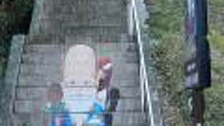 階段に福禄寿さん絵が描かれているのがとてもユニークでした