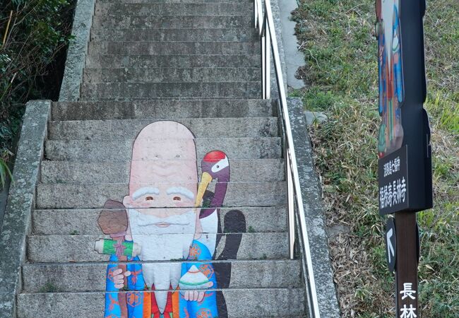 階段に福禄寿さん絵が描かれているのがとてもユニークでした