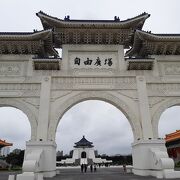 中正記念堂に入る大きな門は、台湾の歴史も語っている