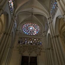 大聖堂の内部の天井は高くステンドグラスの窓はとても綺麗な模様