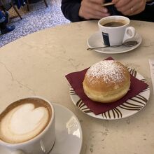 カフェでお茶を頂きました
