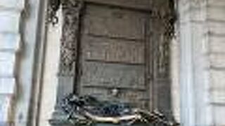 グランプラスにあるセルクラースの像