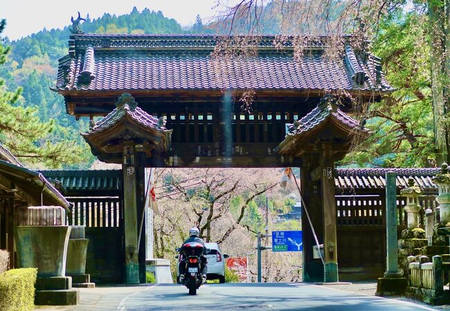 久遠寺の入り口