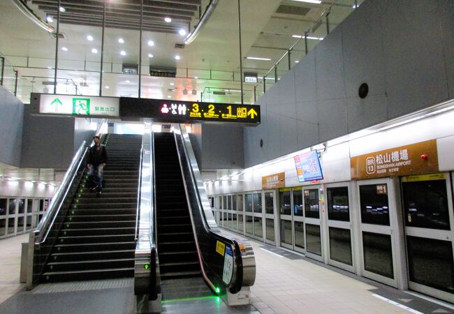 MRT台北松山駅