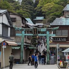 青銅の鳥居のすぐです