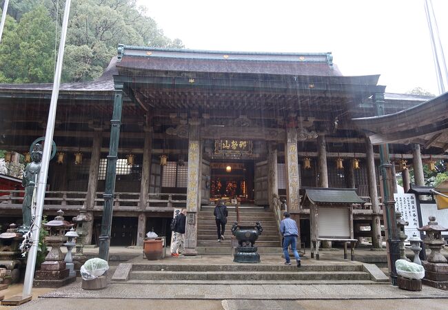 三重塔があり、熊野大社の隣のお寺