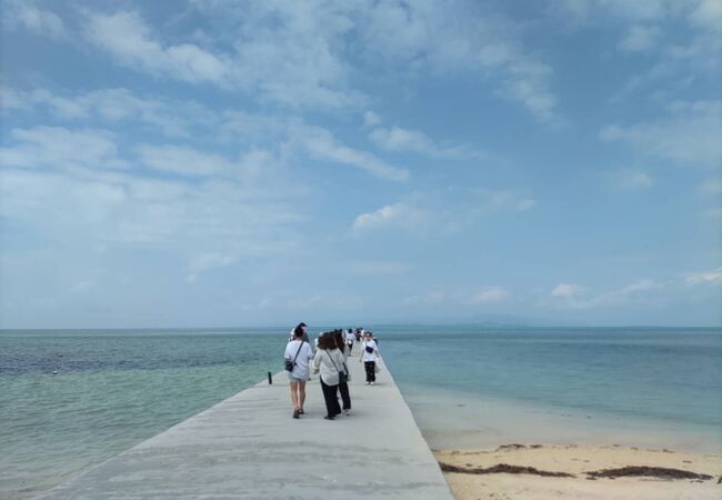 海に向かって伸びる桟橋