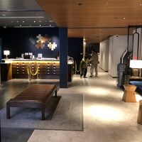 エントランス入ってすぐ。外の喧騒とは隔絶されてる