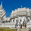 白亜のお寺...「伝統的な寺」というよりも『現代のモダンアート的な寺』なんだとか...（白い寺／チェンライ／タイ）