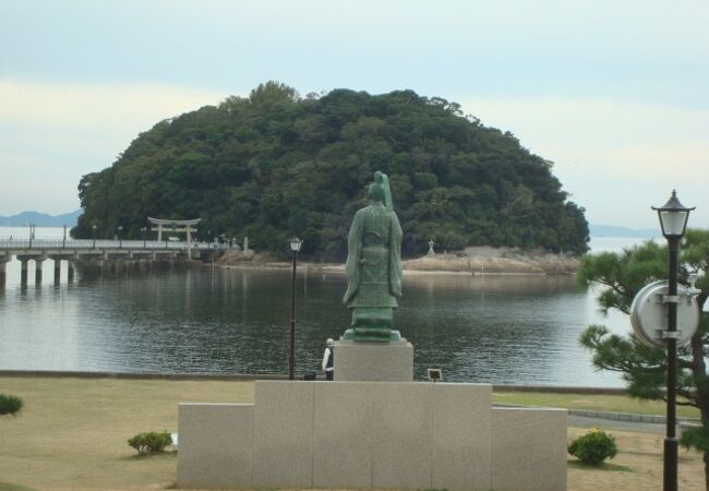 竹島を見ている藤原俊成像