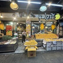 トンロー駅からすぐ。