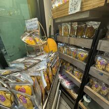 ドライマンゴーもお勧めです。