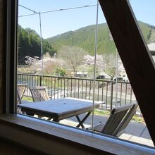 食事処の窓際の席からは矢部川が見えます