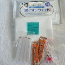 お接待でいただいた小物類（除菌ティッシュやろうそくなど）