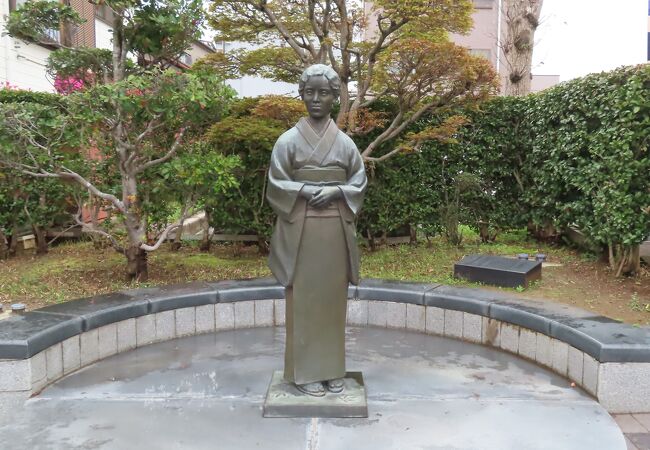 三橋鷹女の像