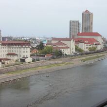 若水のお部屋からの歌劇場と武庫川の眺め