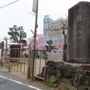 JR成田駅東口のすぐ近くの神社