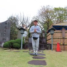 お不動様旧跡庭園の前で合掌