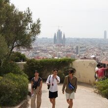 公園内の歩道からはバルセロナの街並みが素晴らしい