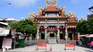 龍虎塔の正面にある祠