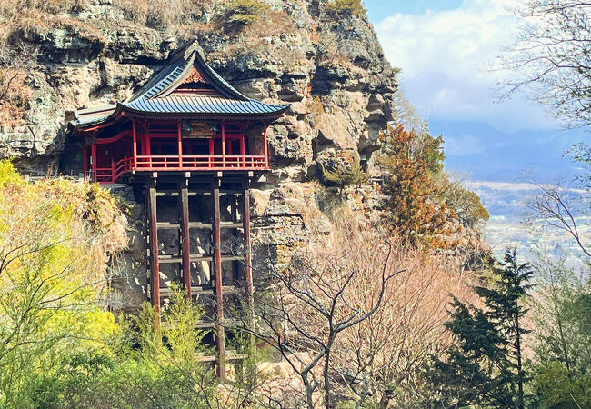 断崖に張り付く絶景観音