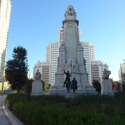 スペイン広場中央にセルバンテス像がドン・キホーテとサンチョ・パンさ像を見下ろし立っています!!