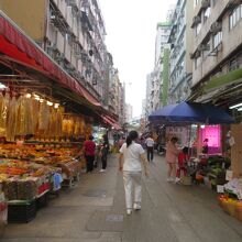 道路の両サイドに店が並んでいます