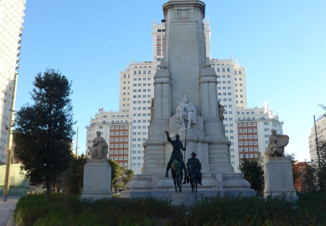 スペイン広場中央にセルバンテス像がドン・キホーテとサンチョ・パンさ像を見下ろし立っています!!