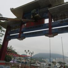 レイユームンの入り口を示す門です