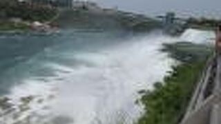 カナダ滝が正面