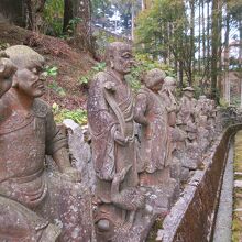 五百羅漢像が境内中に立っています