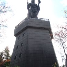 見晴らしの良い「毘沙門天展望館」