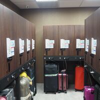 セルフで荷物を預け置くことが出来るロッカールームが便利