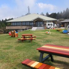 カラフルなテーブルやベンチ