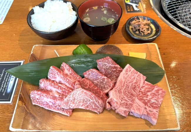 飛騨牛専門のお肉屋さんです。肉の販売店と牛肉握り、牛肉ひつまぶし、焼肉店を併設しています。