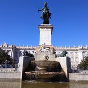 王宮に面し王たちの彫像20体が広場を囲んでいます!!