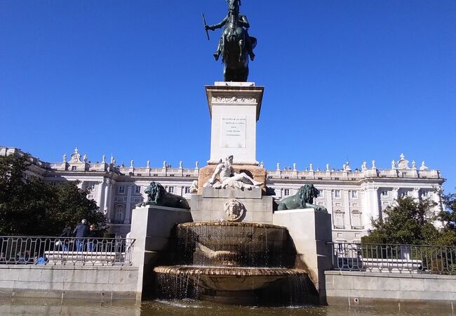 王宮に面し王たちの彫像20体が広場を囲んでいます!!