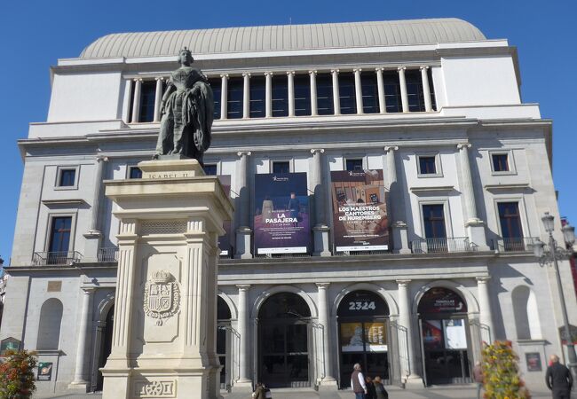 オペラをはじめバレエやクラッシック・コンサートが行われる歴史ある劇場です!!