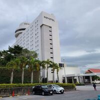 最上階の円盤状のフロアにラウンジがあります