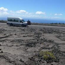 チェーン・オブ・クレーターズ・ロードの駐車場から溶岩台地へ