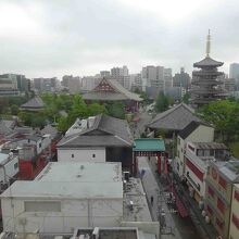 ホテルの8階から。浅草寺までこんなに近いのです。