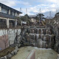 ロビーから眺める庭園