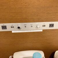 ベッドの枕元にはUSBとコンセントがありスマホの充電に便利で