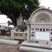大谷探検隊の記念碑と「光瑞上人遷化之処」の石碑