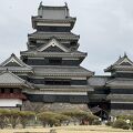 武田信玄の軍師山本勘助が縄張りしたと伝わる国宝松本城、天守の階段は急角度です。