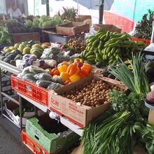 ファーマーズマーケットに並ぶ果物・野菜等